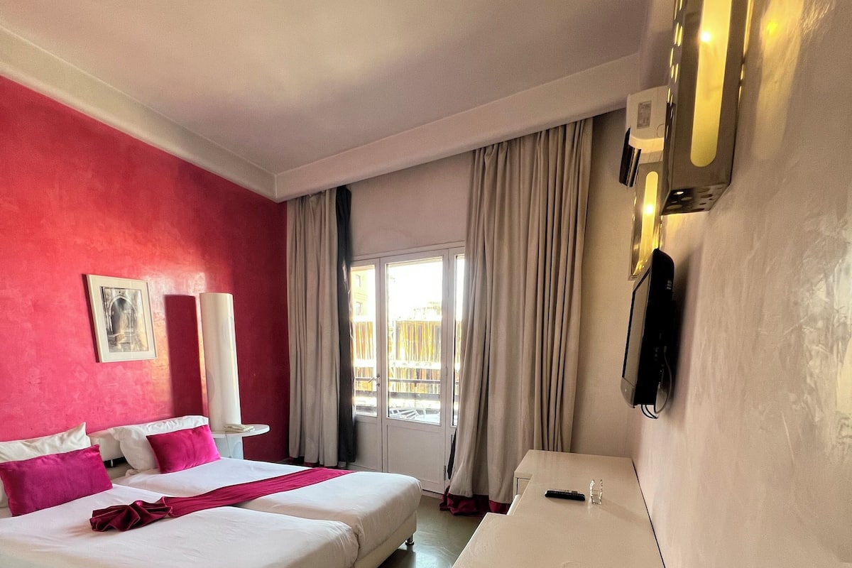 Comfort Triple Room, Balcony, City View | 1 bilik tidur, peti besi dalam bilik, meja, ruang kerja komputer riba