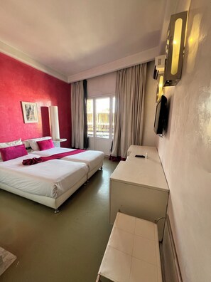 Kolmen hengen comfort-huone, parveke, kaupunkinäköala | Tallelokero huoneessa, työpöytä