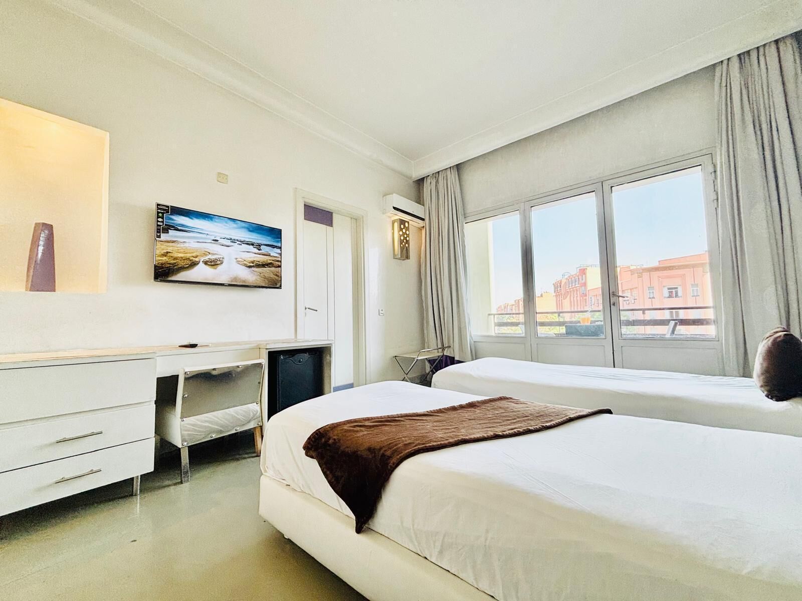 Chambre Ville avec lits jumeaux | Coffres-forts dans les chambres, bureau