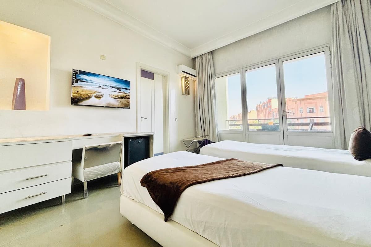 City İki Ayrı Yataklı Oda | Odada kasa, masa, dizüstü bilgisayar çalışma alanı