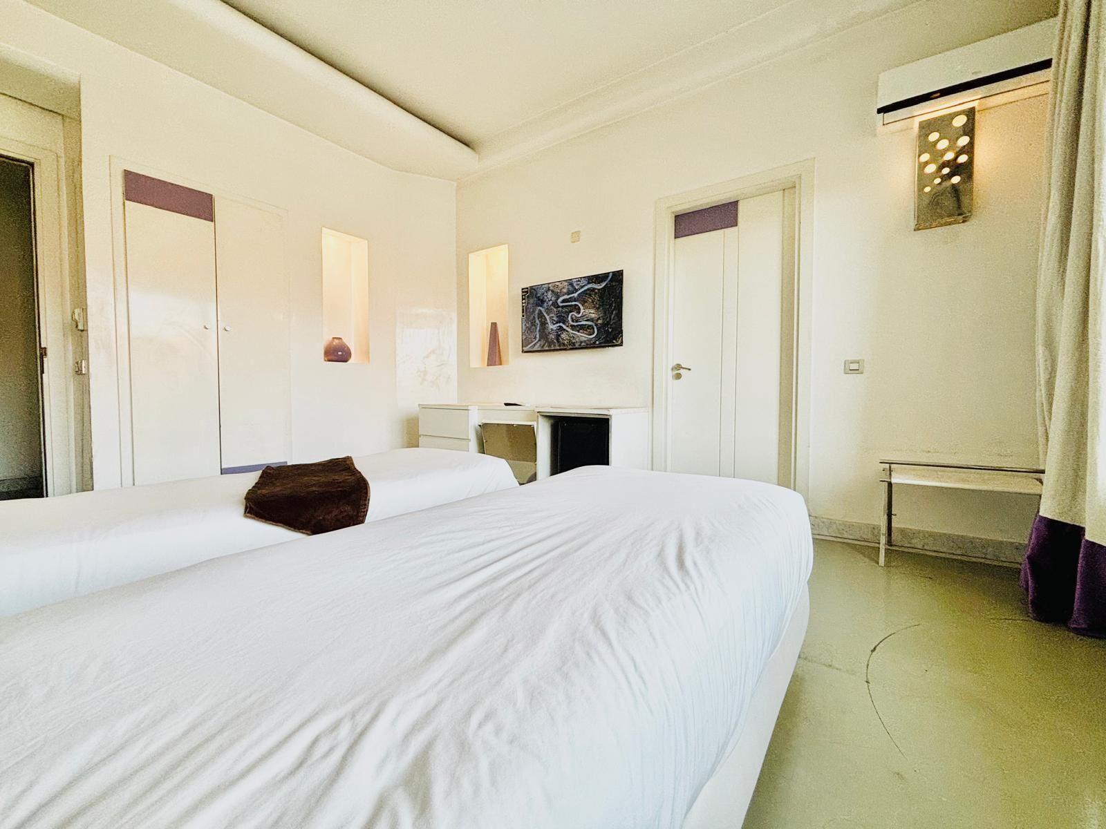 Phòng 2 giường đơn trung tâm thành phố | Két bảo mật tại phòng, bàn, khu vực làm việc phù hợp cho laptop 