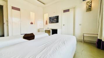 Phòng 2 giường đơn trung tâm thành phố | Két bảo mật tại phòng, bàn, khu vực làm việc phù hợp cho laptop