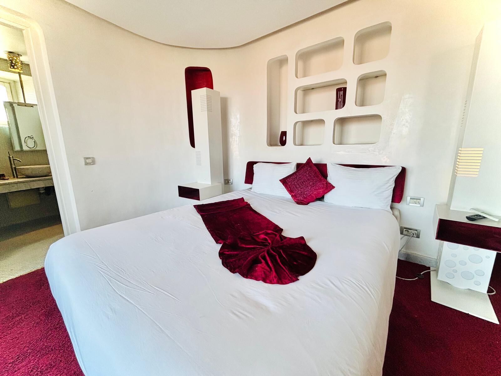 Chambre Double Confort, balcon, vue ville | Coffres-forts dans les chambres, bureau