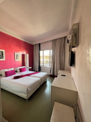 Tallelokero huoneessa, työpöytä