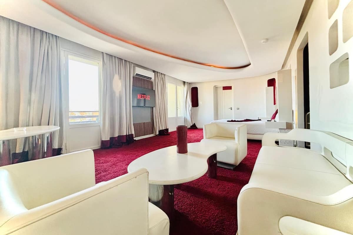 Deluxe Süit, Balkon, Şehir Manzaralı | Odada kasa, masa, dizüstü bilgisayar çalışma alanı