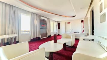 Suite Deluks, balkon, pemandangan kota | Brankas, meja kerja, ruang kerja ramah laptop, dan Wi-Fi gratis