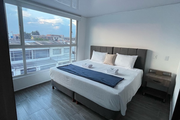 Ropa de cama de alta calidad y espacio para trabajar con laptop