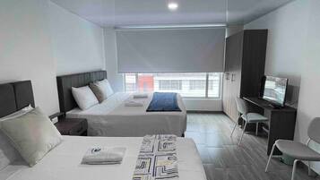 Superior driepersoonskamer | Luxe beddengoed, een laptopwerkplek, gratis wifi, beddengoed