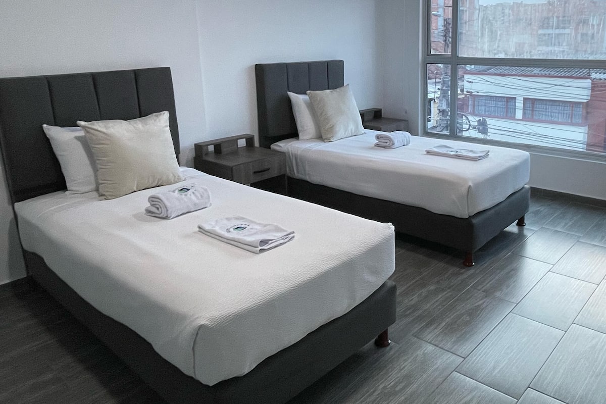 Ropa de cama de alta calidad y espacio para trabajar con laptop