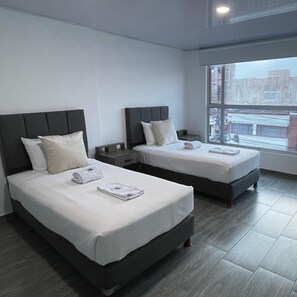 Premium bedding, laptop workspace, free WiFi, bed sheets - Outlanders House (Bogota)