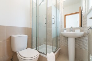 Shower, towels - Tavira BAY 3 With Pool by Homing (Tavira)