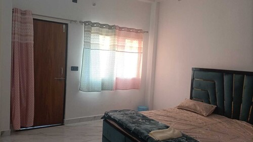 Spacious 8-bedroom apartment with AC and hot water, WiFi in charming Varanasi