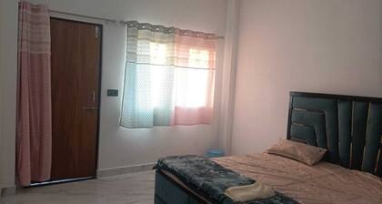 Spacious 8-bedroom apartment with AC and hot water, WiFi in charming Varanasi