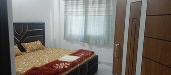 Spacious 8-bedroom apartment with AC and hot water, WiFi in charming Varanasi