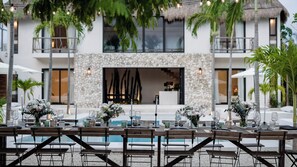Outdoor dining - 16 Guests, 8 Beds, 460m2, 2500m2 Downtown (Tulum)