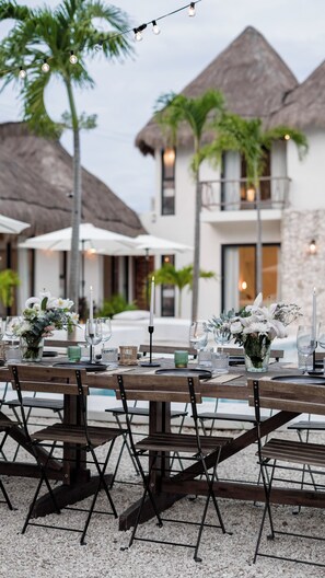 Outdoor dining - 16 Guests, 8 Beds, 460m2, 2500m2 Downtown (Tulum)