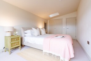 3 bedrooms, iron/ironing board, WiFi, bed sheets - 1 Hedgerows is a contemporary detached retreat sleeping six in Tregurrian Village (Watergate Bay)