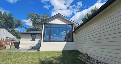 Spacious 4-bedroom house in superb Omaha with AC, WiFi
Centrally located house,