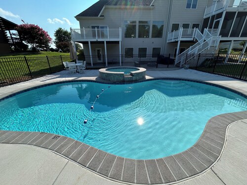 Lakefront. inground pool/spa, roomy, over 6.5K, 8 bedrooms, 5 full, 2 1/2 baths