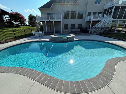Lake Anna Waterfront Retreat Private Pool, Spa & Game Room Sleeps Large Groups