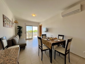In-room dining - Monte Gordo Beach Ocean View 4 by Homing (Vila Real Santo Antonio)