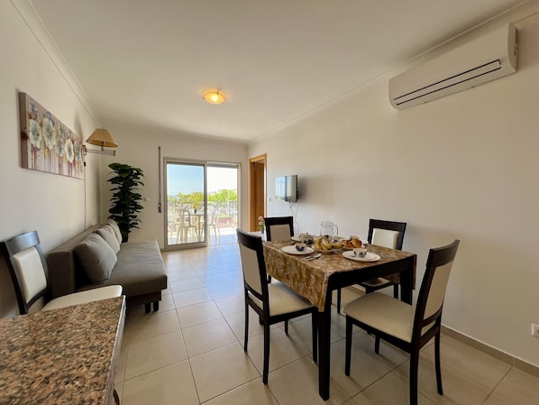 In-room dining - Monte Gordo Beach Ocean View 4 by Homing (Vila Real Santo Antonio)