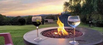 Farm Cottage ★ Mountain Views ★ Hot Tub