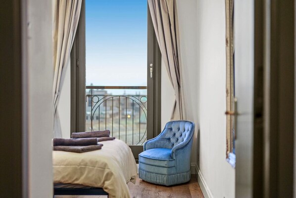 2 bedrooms, desk, iron/ironing board, travel cot - Maberly Lux | Grampian Lettings Ltd (Aberdeen)