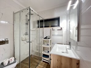 Shower, towels