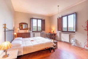5 bedrooms, iron/ironing board, WiFi, bed sheets