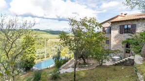 A stone house with a pool, surrounded by greenery and hills. - Villa W/Infinty Pool Villa in the Heart of Chianti (Tregole)