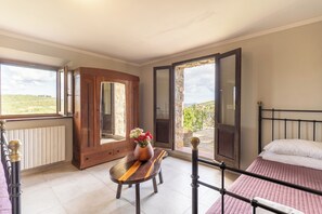 5 bedrooms, iron/ironing board, WiFi, bed sheets