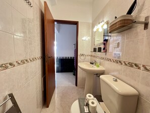 Shower, towels - Pêra Stylish Villa With Pool by Homing (Silves)