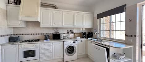 Microwave, dishwasher, coffee/tea maker, electric kettle