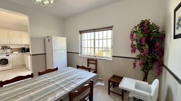 ميكروويف، غسالة أطباق، ماكينة لصنع القهوة/الشاي، غلّاية كهربائية