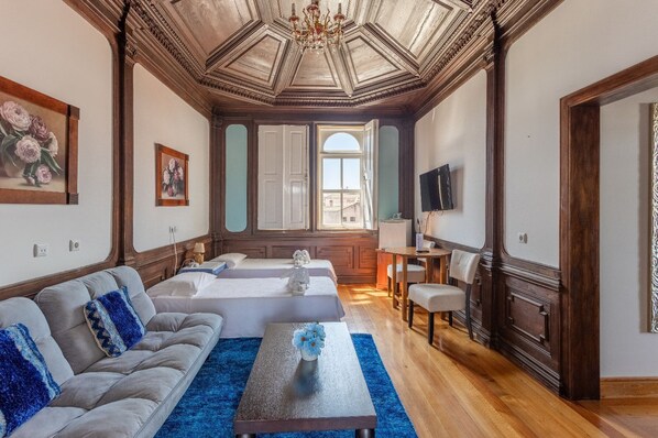 Family Quadruple Room, Mountain View | Living area | 70-cm flat-screen TV with cable channels - PALÁCIO NOVA SEARA 2503 -AL (Armamar)