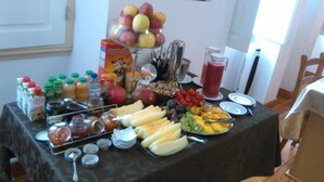A buffet table with various fruits, vegetables, and beverages. - PALÁCIO NOVA  SEARA  2503 -AL (Armamar)