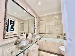 Een douche, handdoeken