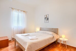 1 bedroom, desk, free WiFi, bed sheets