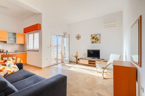 Living area - Charming flat with baby cot, private balcony, barbecue, WiFi (Vodnjan)