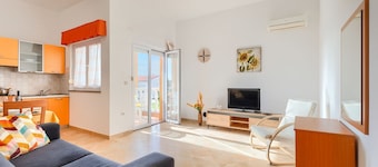 Charmant appartement avec lit bébé, balcon privé, barbecue, WiFi