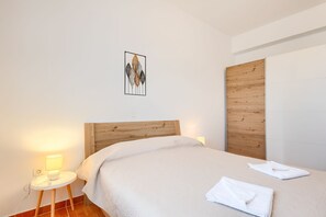 1 bedroom, desk, free WiFi, bed sheets - Charming flat with baby cot, private balcony, barbecue, WiFi (Vodnjan)