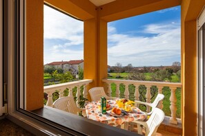 Outdoor dining - Charming flat with baby cot, private balcony, barbecue, WiFi (Vodnjan)