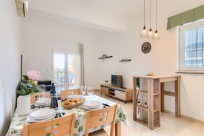Dining - Affordable apartment with stylish interior, baby crib, playground (Vodnjan)