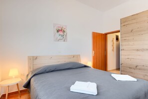 1 bedroom, desk, free WiFi, bed sheets - Affordable apartment with stylish interior, baby crib, playground (Vodnjan)