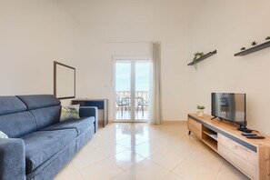 Living area - Affordable apartment with stylish interior, baby crib, playground (Vodnjan)