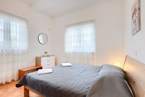 1 bedroom, desk, free WiFi, bed sheets - Affordable apartment with stylish interior, baby crib, playground (Vodnjan)