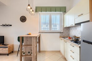 Kjøleskap, kokeplater, kaffetrakter/tekoker og kjøkkenutstyr