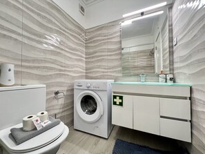 Shower, towels - Albufeira Town Apartment by Homing (Albufeira)