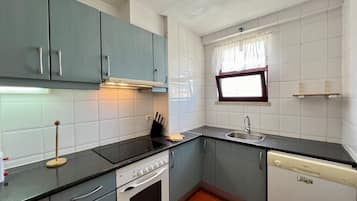 Microwave, dishwasher, cookware/dishes/utensils